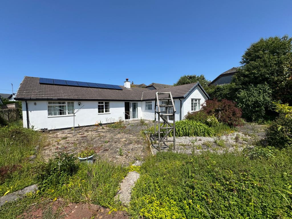 Lot: 130 - DETACHED BUNGALOW WITH GARDENS AND PARKING REQUIRING IMPROVEMENT - Rear elevation and garden